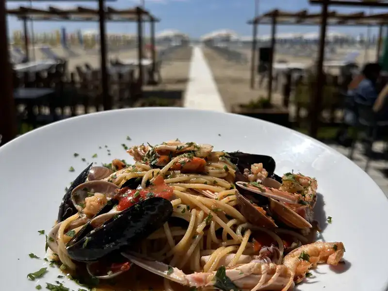 Spaghetti ai frutti di mare con il vialetto verso il mare
